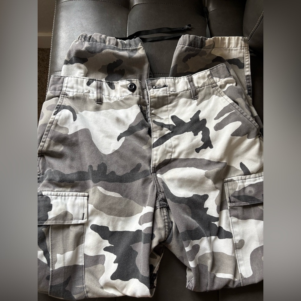 Size 27 white camo jogger
